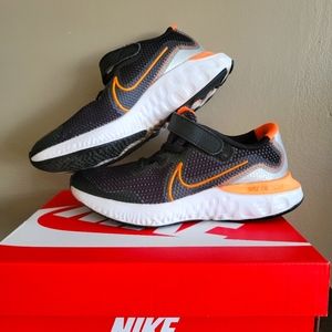 NIKE BOYS RENEW RUN SNEAKER - BLACK ORANGE